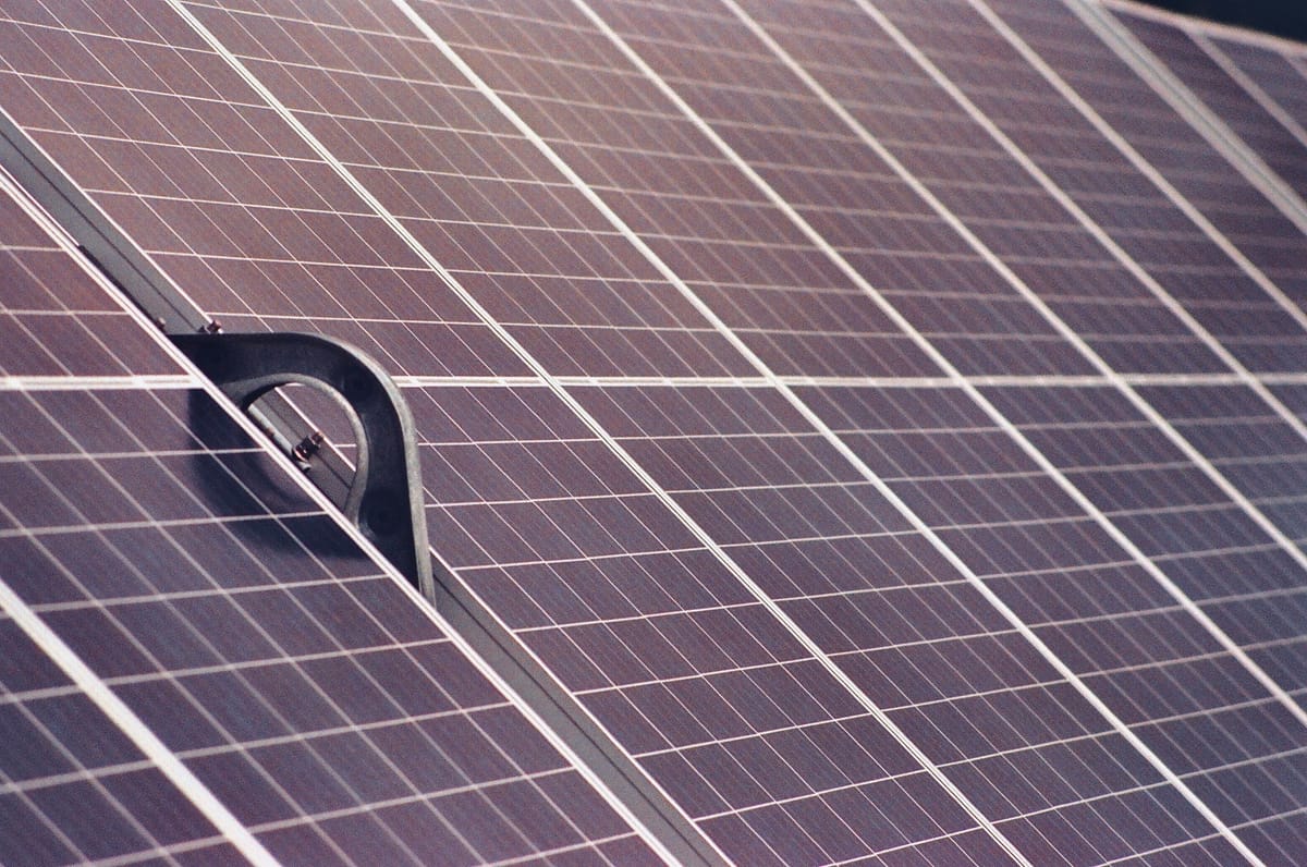 Zonnepanelen verzekeren: wat je opstalpolis wel en niet dekt