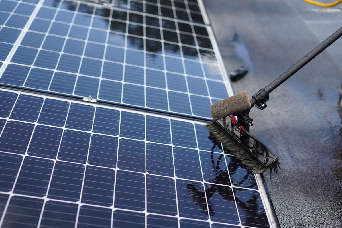 Wanneer zonnepanelen reinigen echt zijn geld waard