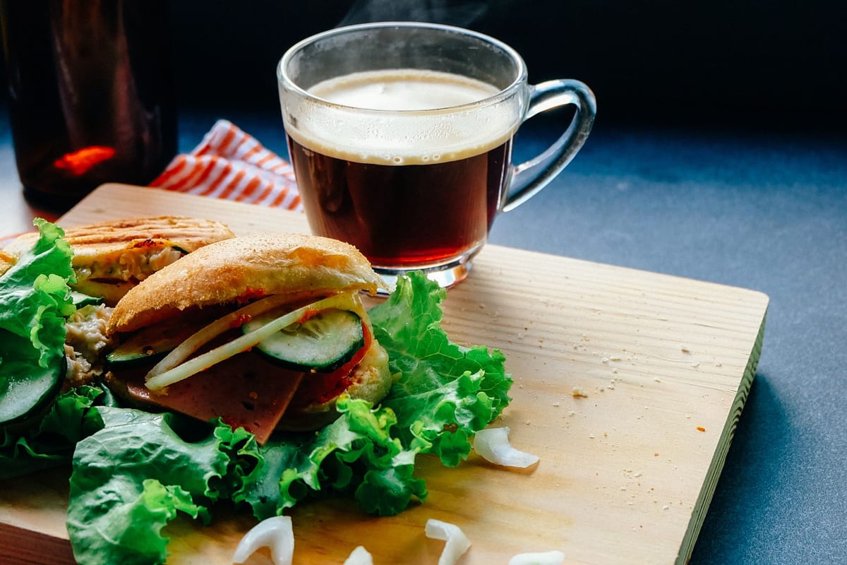 Zelf koffie en lunch meenemen spaart je 2.400 euro per jaar