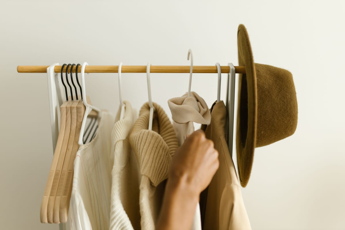 De 30-stuks uitdaging: minder kleding, meer geld en rust