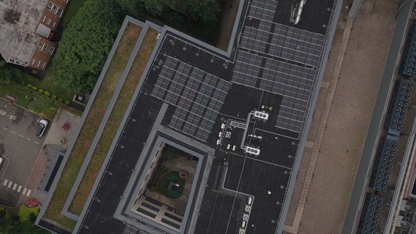 Zonnepanelen op plat of schuin dak: dit zijn de verschillen