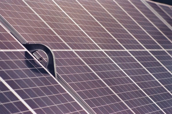 Zonnepanelen verzekeren: wat je opstalpolis wel en niet dekt