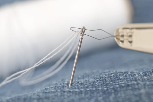 Zichtbaar stoppen: kleding repareren als bewuste stijlkeuze