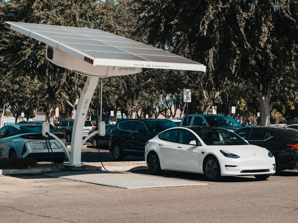 Zo laad je je elektrische auto gratis op zonne-energie